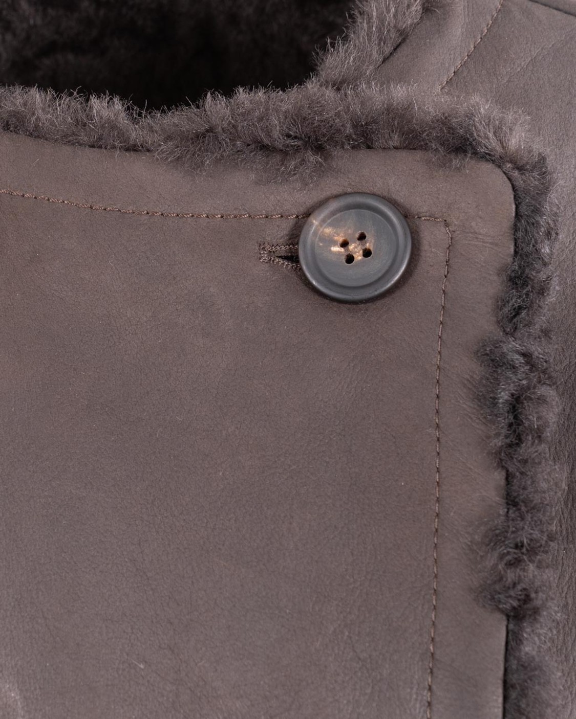 shop BRUNELLO CUCINELLI  Montone: Brunello Cucinelli Caban Crop reversibile in shearling Fuzzy.
Chiusura con bottoni in metallo.
Lato interno in pelle.
Due tasche interne.
Tasche basse.
Composizione: 100% Shearling.
Made in Italy.. MPMBP7426-C2390 number 8723786